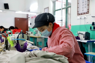 上林县 服装厂开在家门口，村民就业有保障